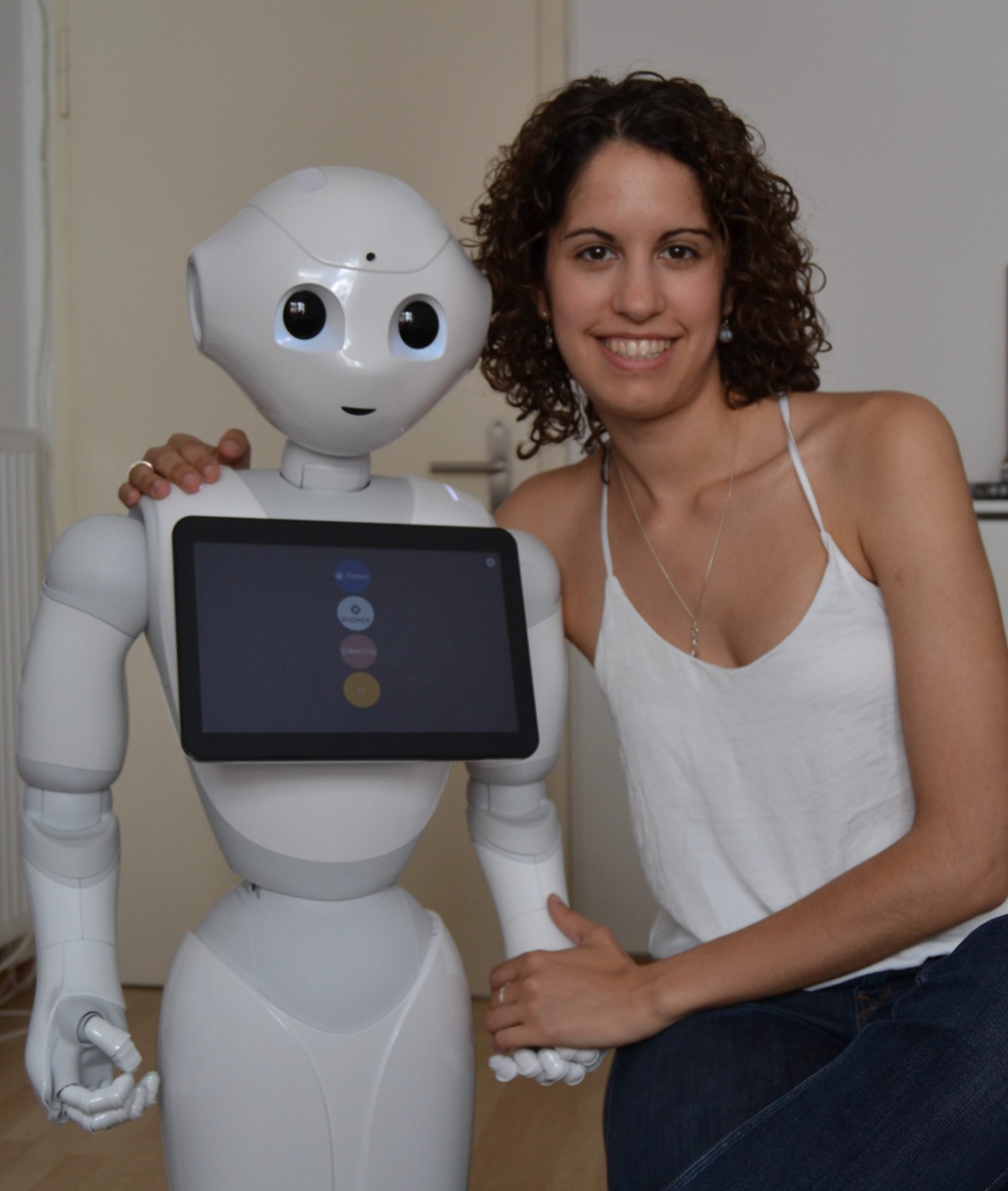 Silvia Santano mit Roboter Pepper