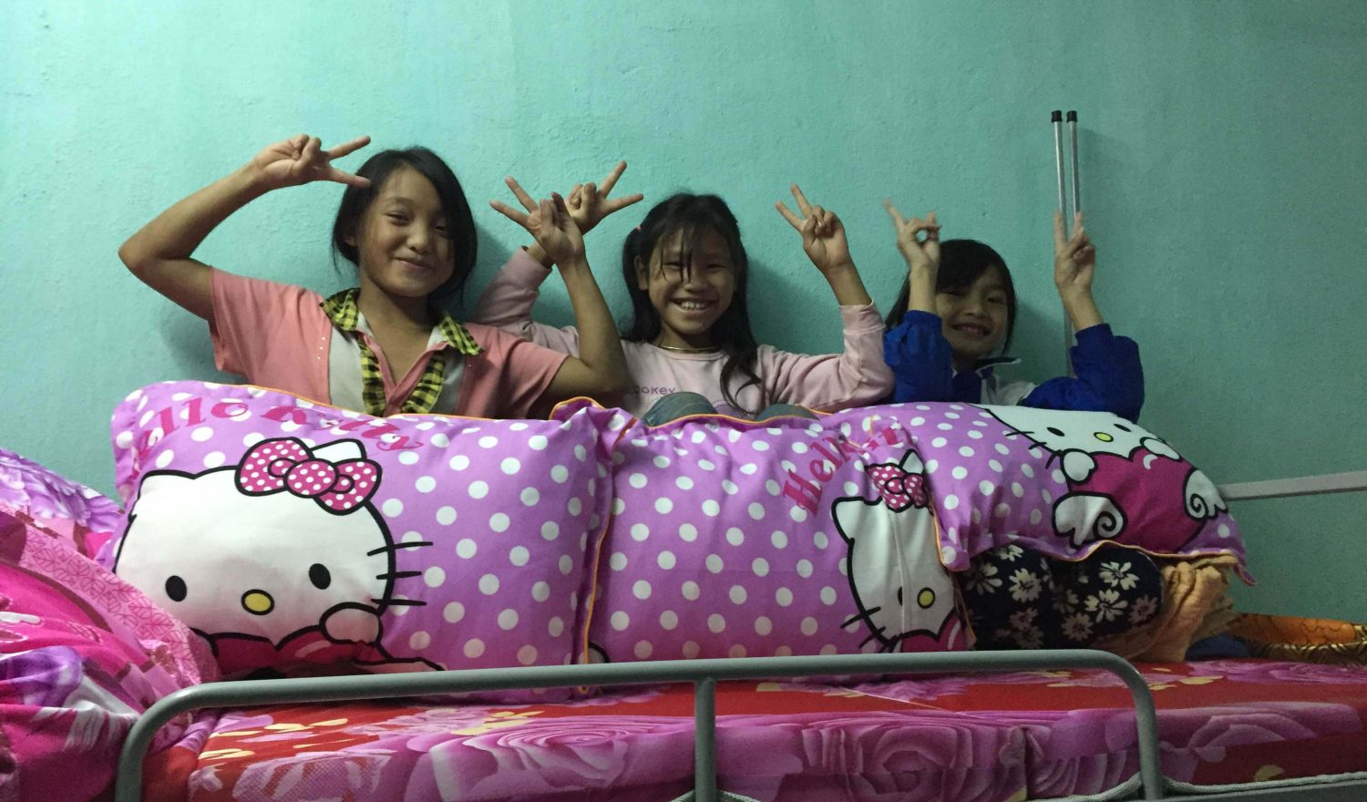 Bild der Mädchen aus der LOAN-Stiftung mit Kissen in der Hand